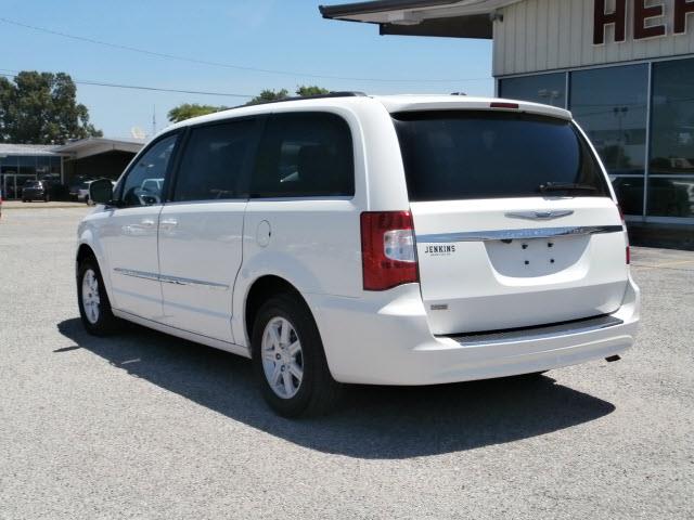 Chrysler Town and Country 2012 photo 2