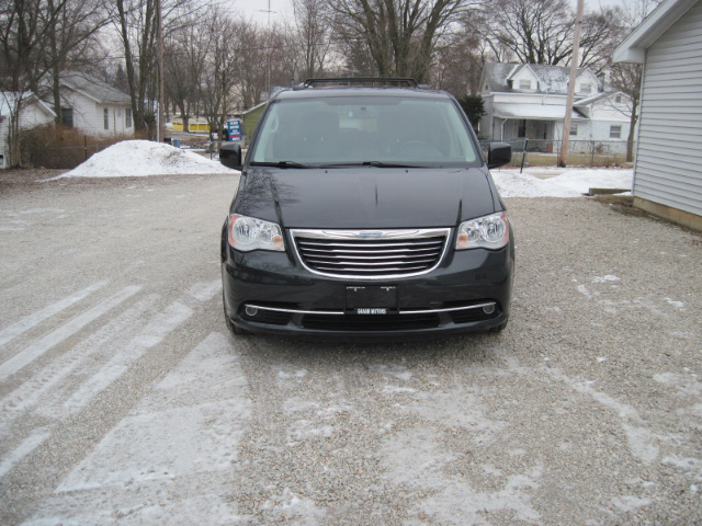 Chrysler Town and Country 2012 photo 0