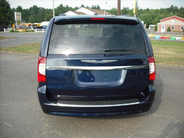 Chrysler Town and Country 2012 photo 1