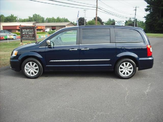 Chrysler Town and Country 2012 photo 2