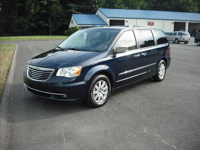 Chrysler Town and Country 2012 photo 3