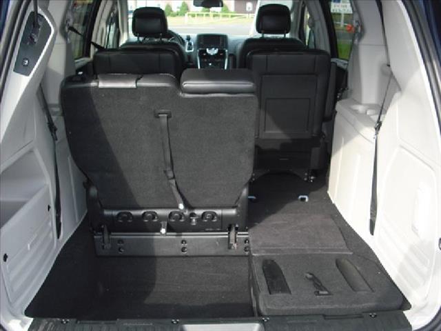 Chrysler Town and Country 2012 photo 4