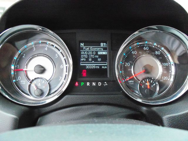 Chrysler Town and Country 2012 photo 2