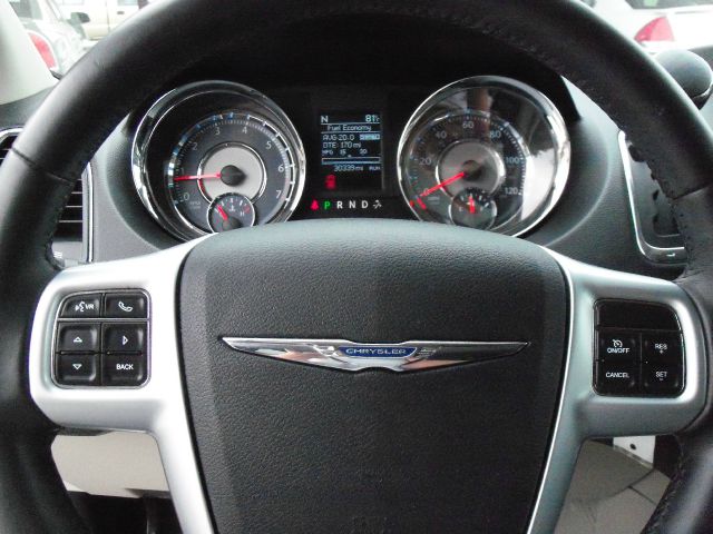 Chrysler Town and Country 2012 photo 3