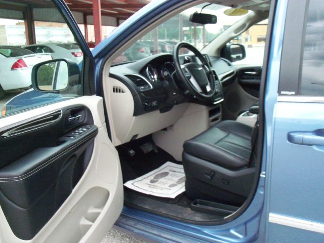 Chrysler Town and Country 2012 photo 4