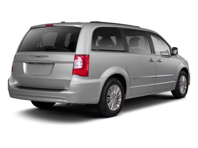 Chrysler Town and Country 2012 photo 1