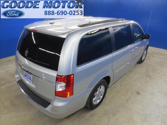 Chrysler Town and Country 2012 photo 19