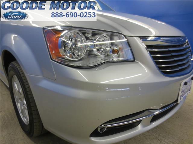 Chrysler Town and Country 2012 photo 22
