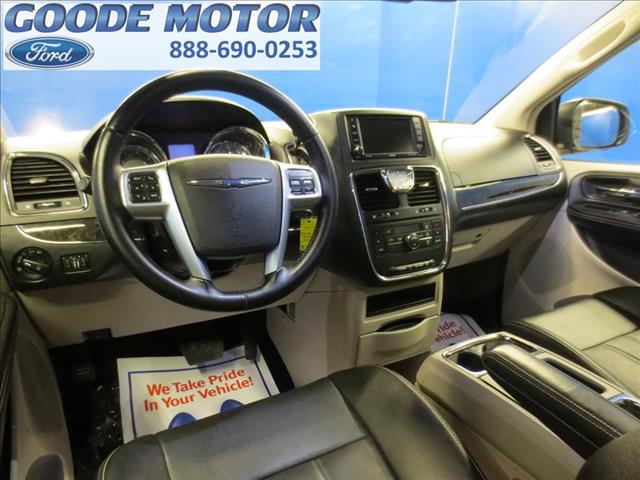 Chrysler Town and Country 2012 photo 8