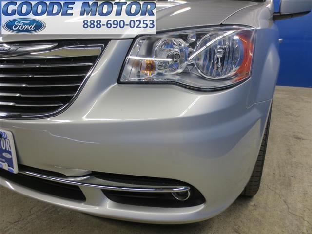Chrysler Town and Country 2012 photo 9