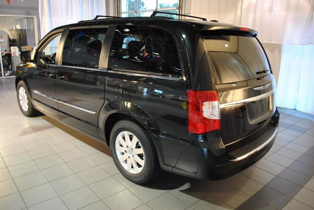 Chrysler Town and Country 2012 photo 3