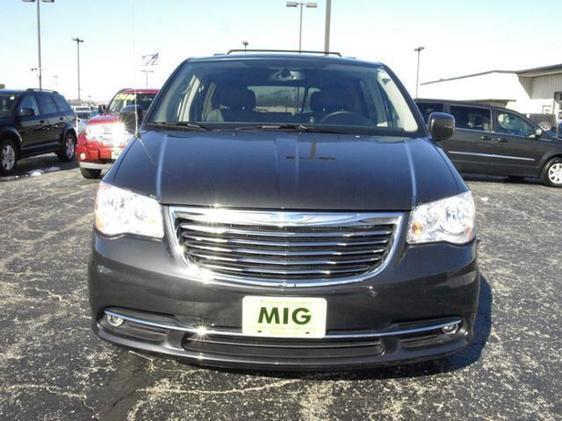 Chrysler Town and Country 2012 photo 1