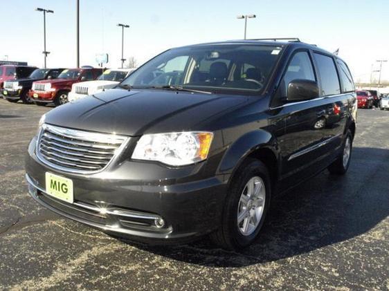 Chrysler Town and Country 2012 photo 2
