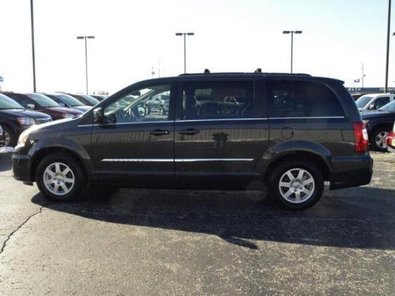 Chrysler Town and Country 2012 photo 3