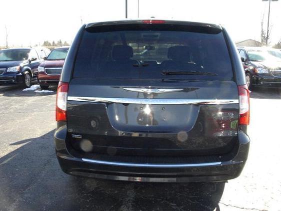 Chrysler Town and Country 2012 photo 4
