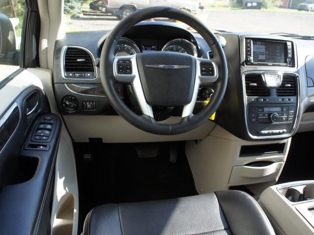 Chrysler Town and Country 2012 photo 1
