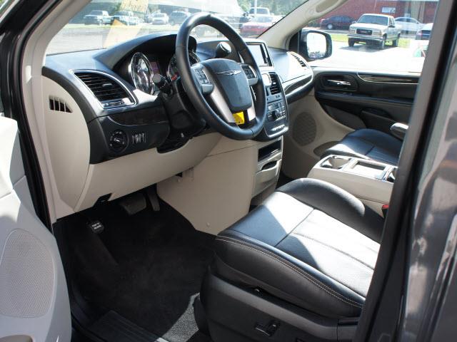 Chrysler Town and Country 2012 photo 2