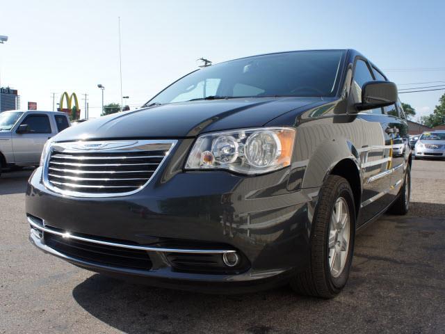 Chrysler Town and Country 2012 photo 3