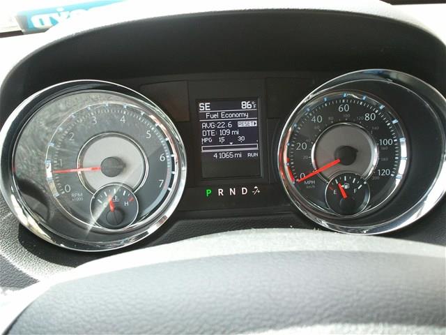 Chrysler Town and Country 2012 photo 3