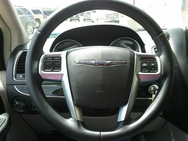 Chrysler Town and Country 2012 photo 4