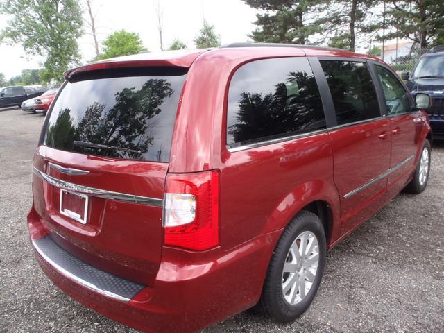Chrysler Town and Country 2012 photo 2