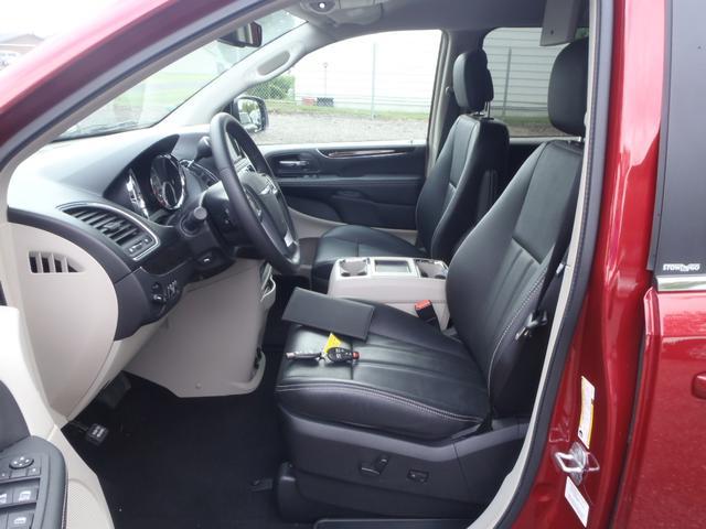 Chrysler Town and Country 2012 photo 3