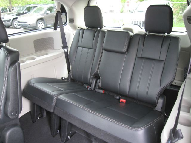 Chrysler Town and Country 2012 photo 1