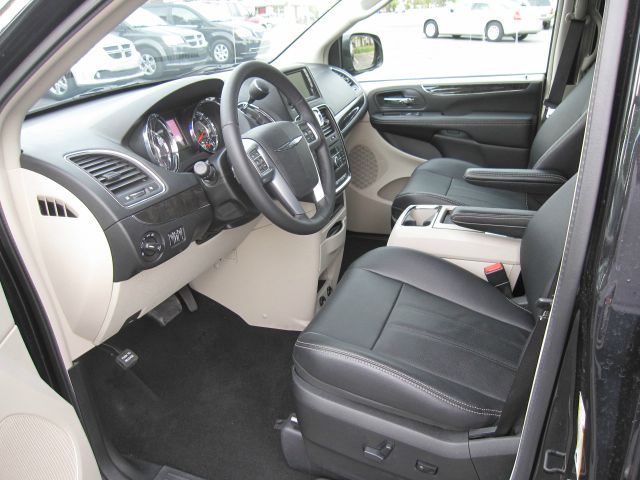 Chrysler Town and Country 2012 photo 10