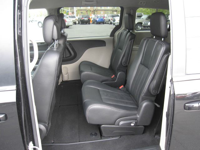 Chrysler Town and Country 2012 photo 11