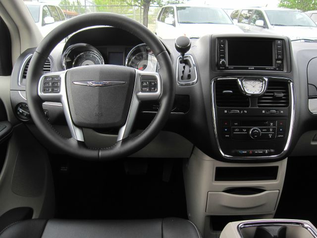 Chrysler Town and Country 2012 photo 12