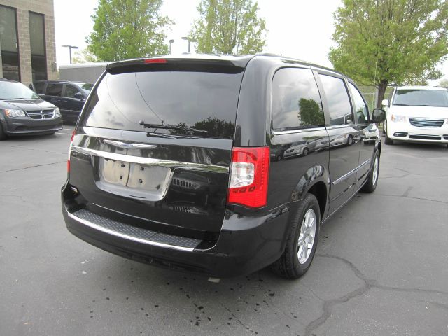 Chrysler Town and Country 2012 photo 13
