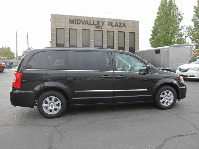 Chrysler Town and Country 2012 photo 16