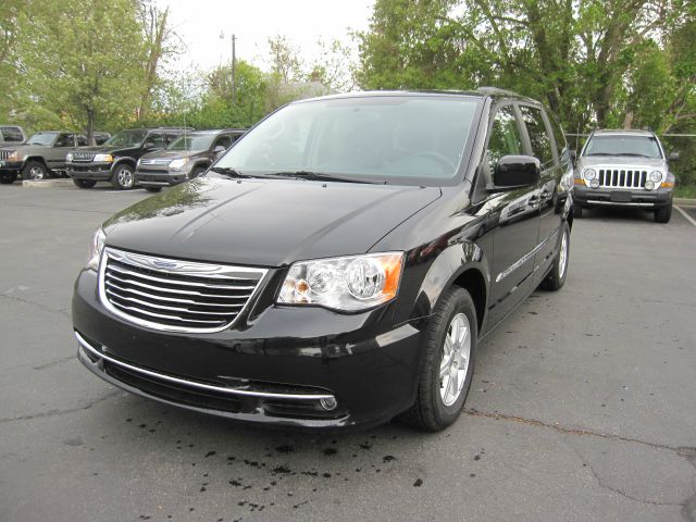 Chrysler Town and Country 2012 photo 2