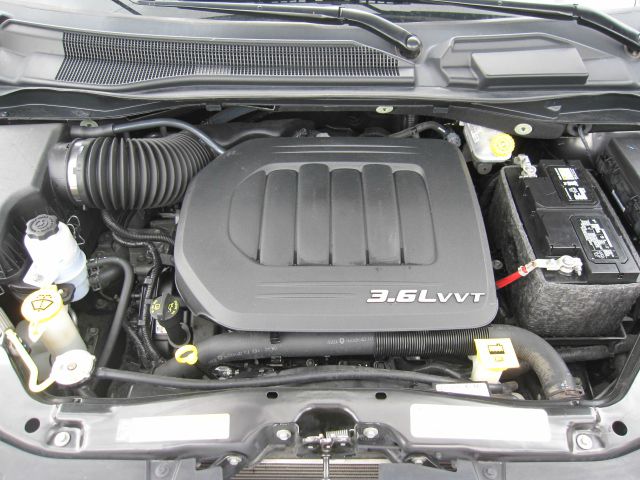 Chrysler Town and Country 2012 photo 3