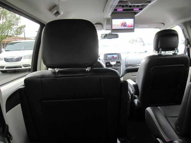 Chrysler Town and Country 2012 photo 4