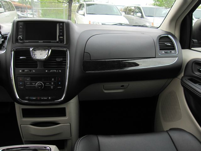 Chrysler Town and Country 2012 photo 6