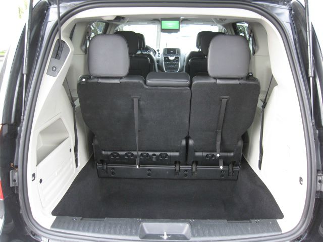 Chrysler Town and Country 2012 photo 9