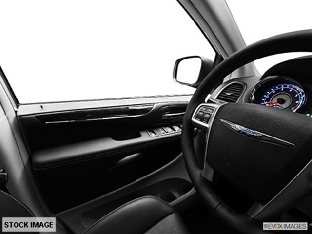 Chrysler Town and Country 2012 photo 1