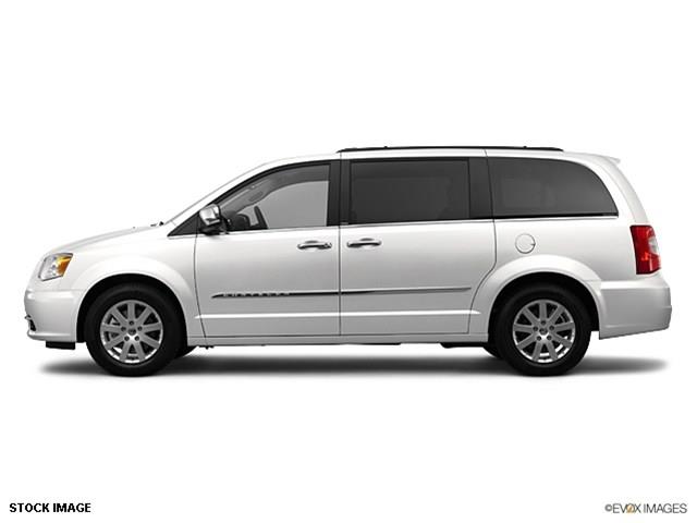 Chrysler Town and Country 2012 photo 3