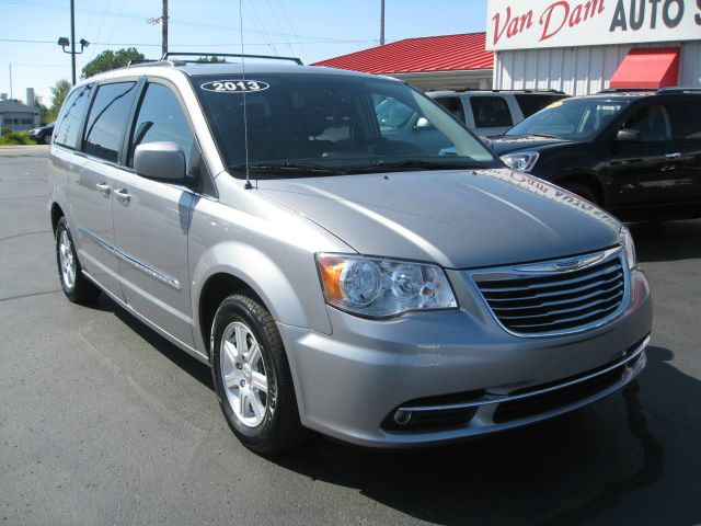 Chrysler Town and Country 2013 photo 2