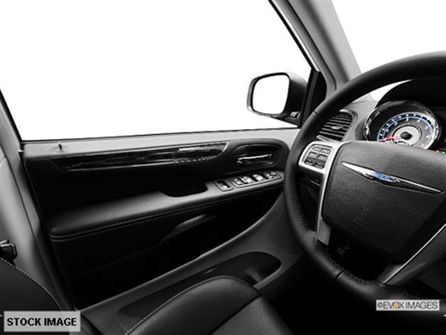 Chrysler Town and Country 2013 photo 1