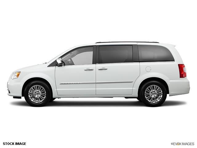 Chrysler Town and Country 2013 photo 2