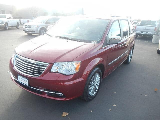 Chrysler Town and Country 2013 photo 1