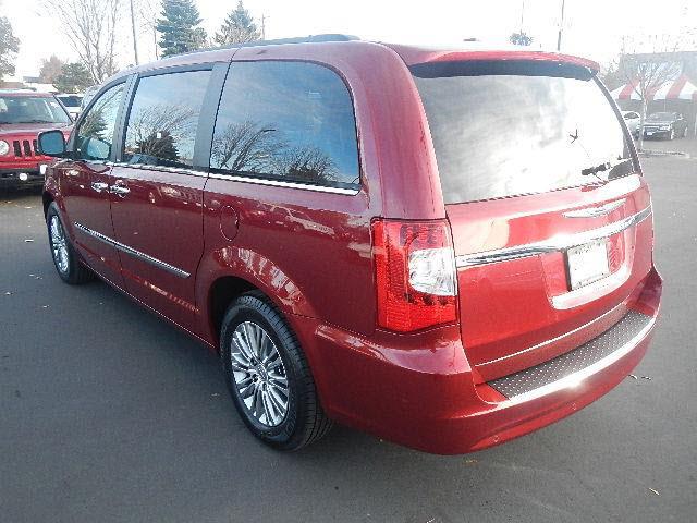 Chrysler Town and Country 2013 photo 11