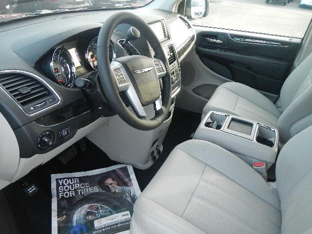 Chrysler Town and Country 2013 photo 2