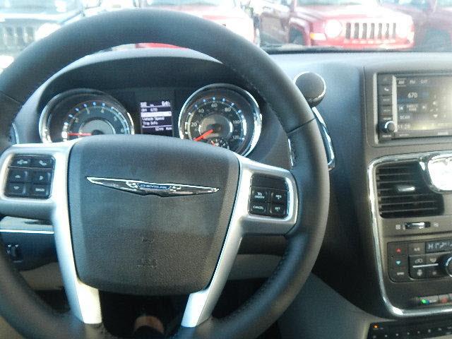 Chrysler Town and Country 2013 photo 3