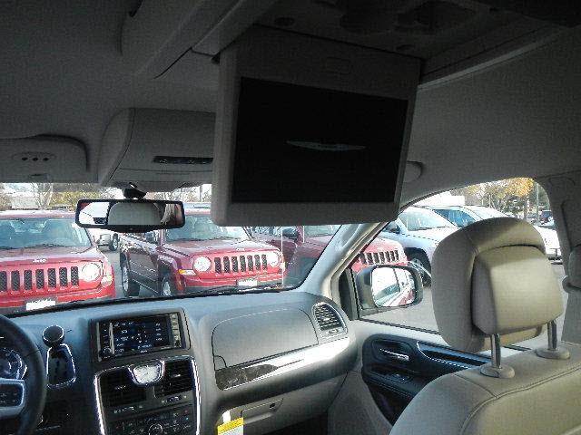 Chrysler Town and Country 2013 photo 4