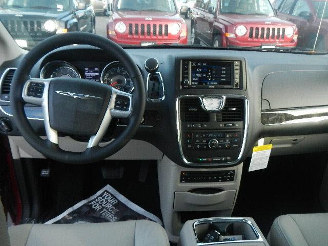 Chrysler Town and Country 2013 photo 5