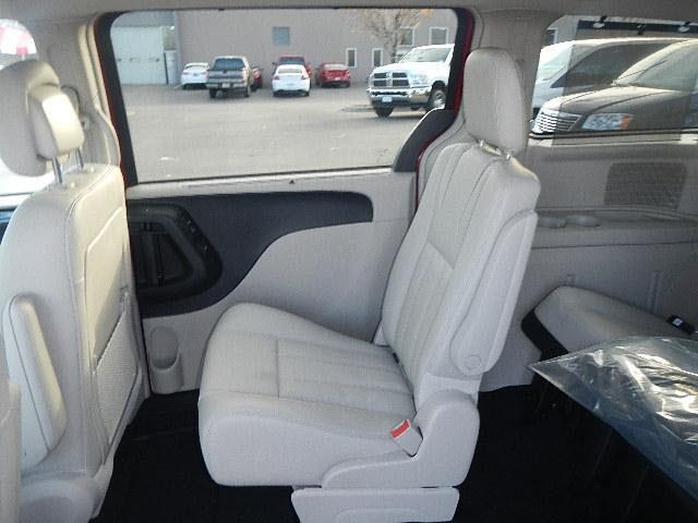 Chrysler Town and Country 2013 photo 6
