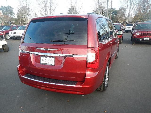 Chrysler Town and Country 2013 photo 9